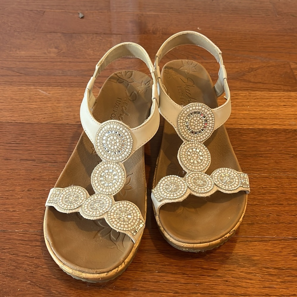 Sketchers Beverlee Wedge Sandal Women’s 8 white Vegan Leather & Jewels